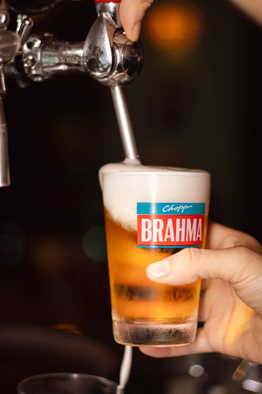 Chopp gelado servido no balcão do bar