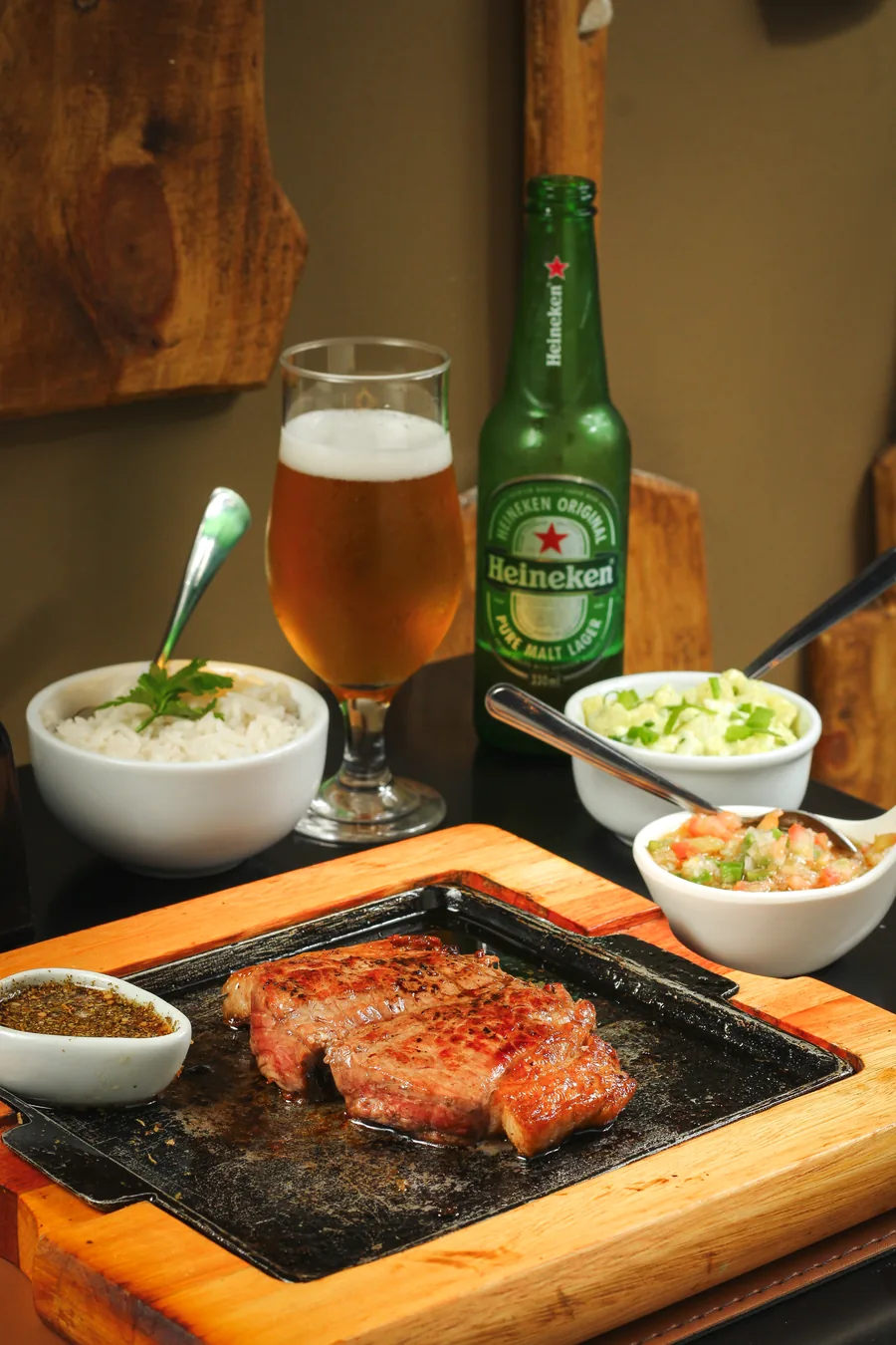 Picanha na chapa quente com arroz, farofa e cerveja