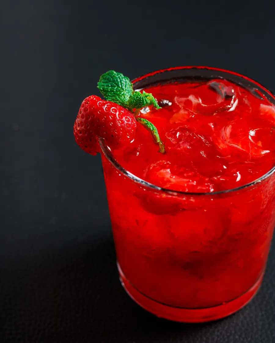 Drink vermelho de morango com hortelã