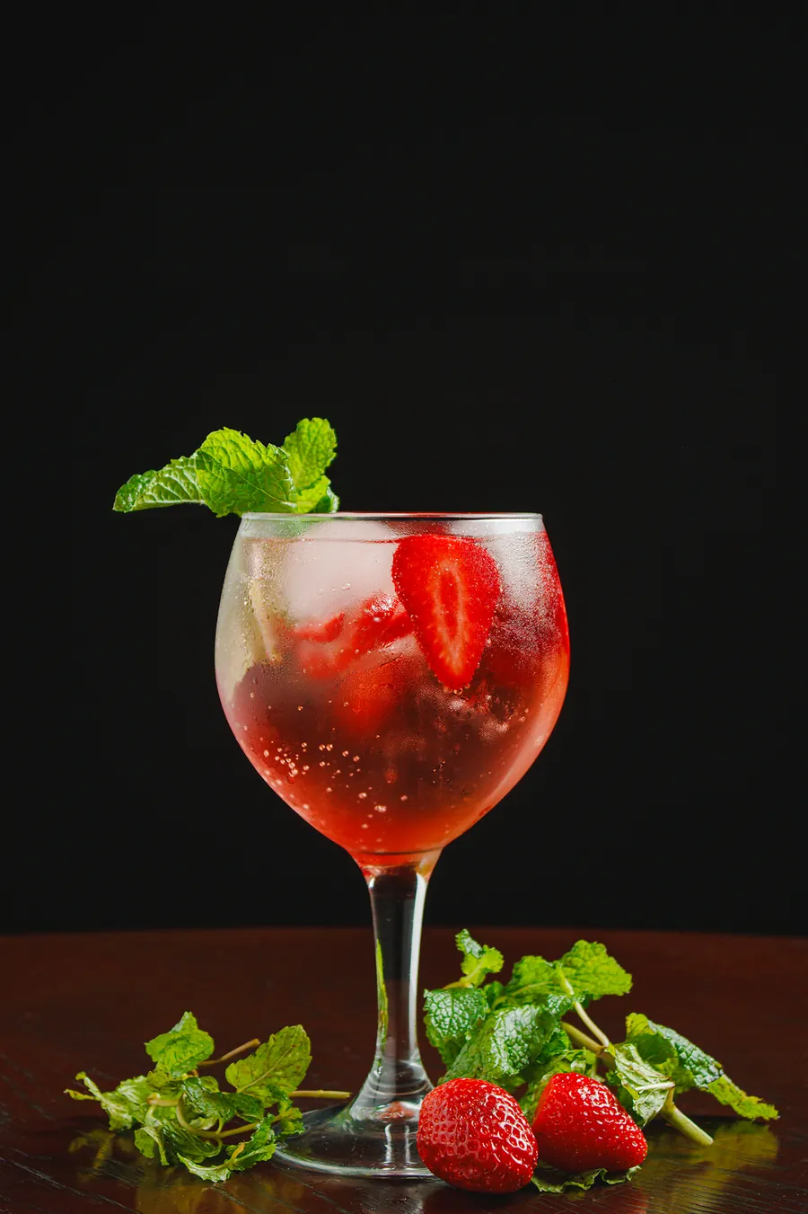 Drink de morango com hortelã servido na taça