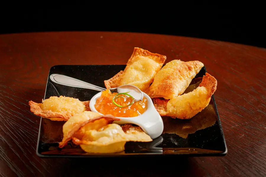 Entrada de pastéis crocantes com geleia