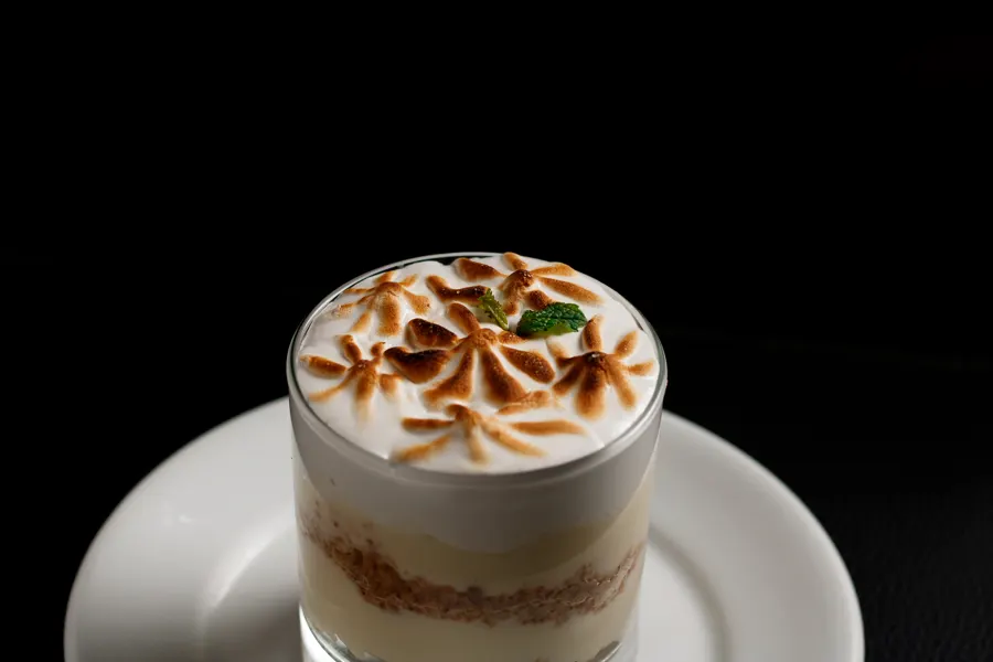 Sobremesa em taça com merengue maçaricado