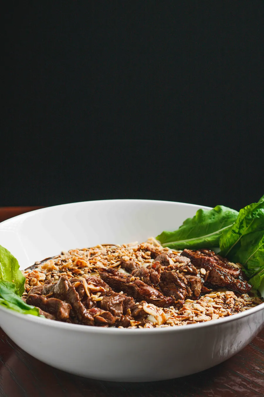 Carne com arroz e farofa servida na tigela branca