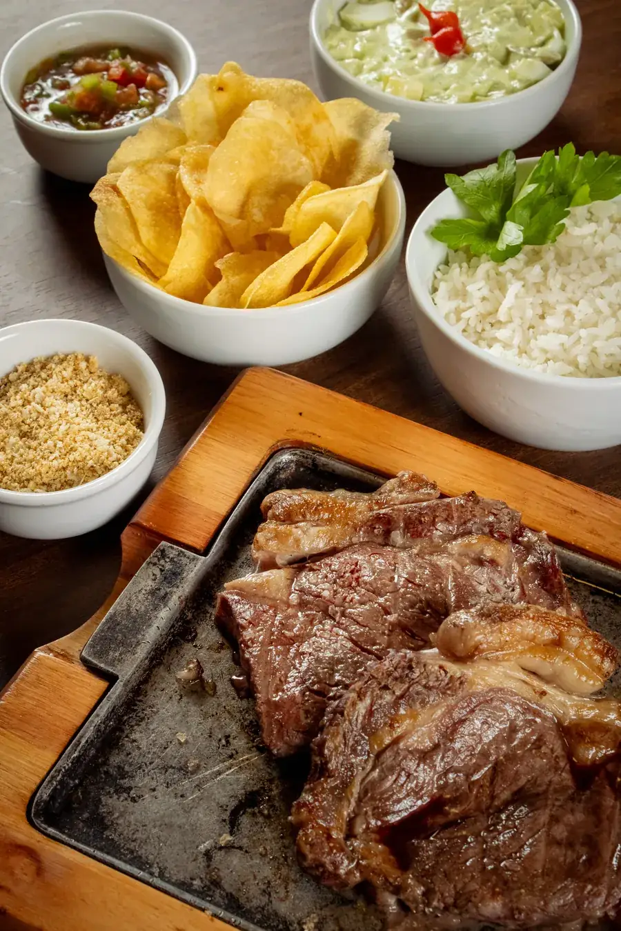 Carne na chapa com arroz, farofa, vinagrete e fritas