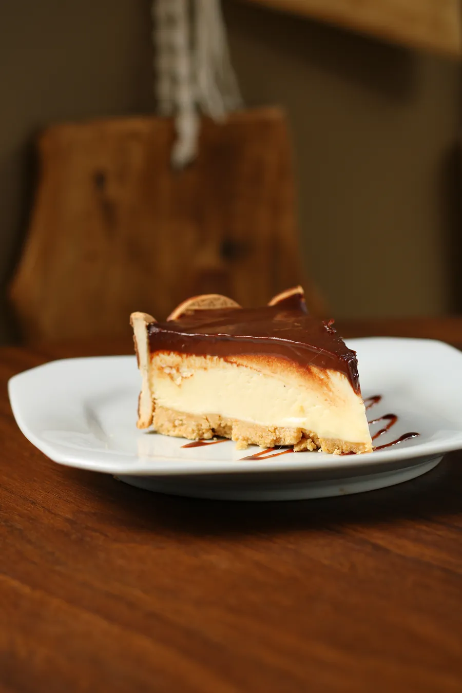 Fatia de cheesecake com calda de caramelo