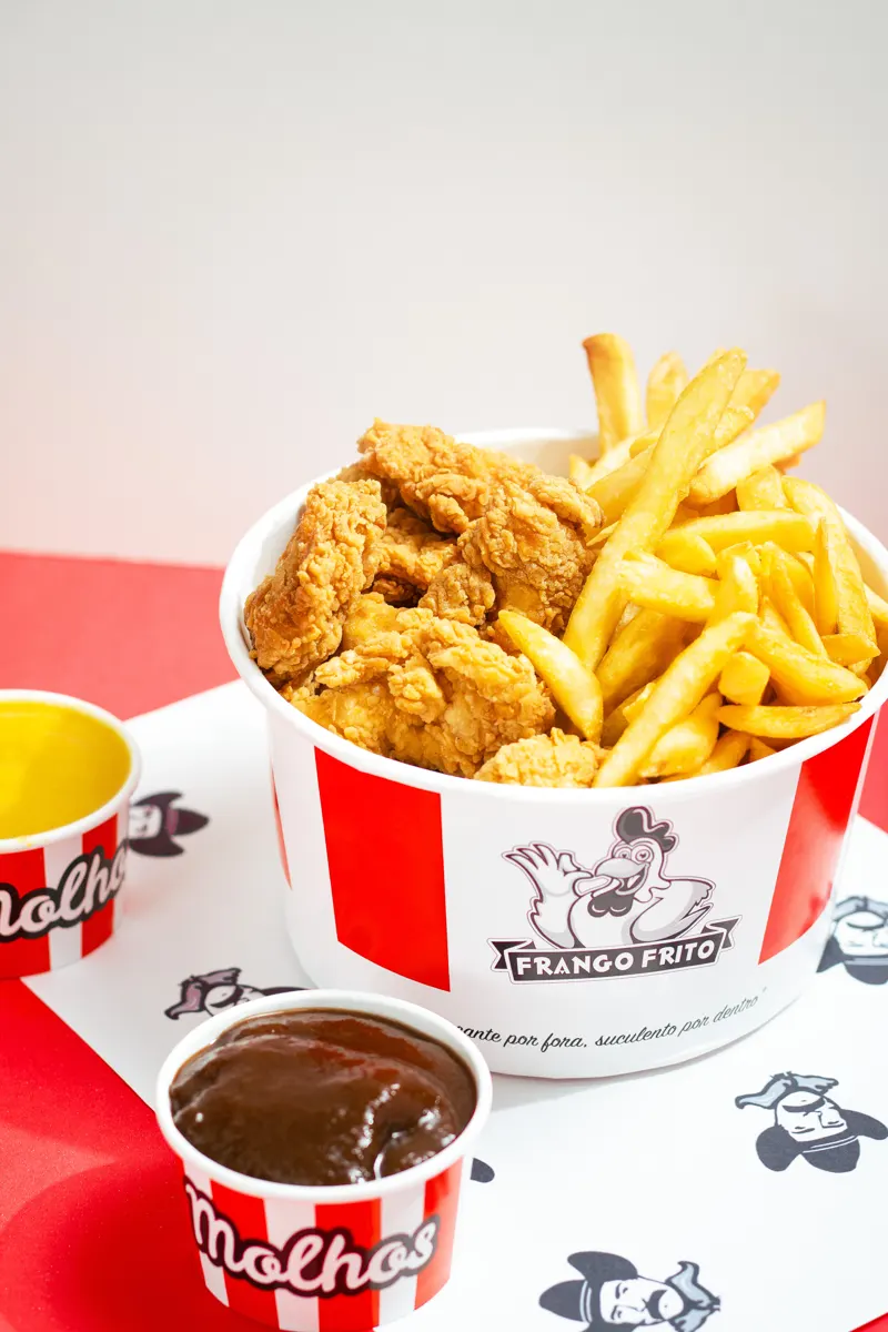 Balde de frango frito com batata frita e molhos