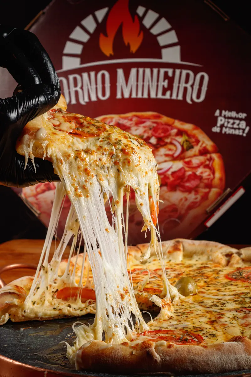 Fatia de pizza sendo puxada com queijo derretido