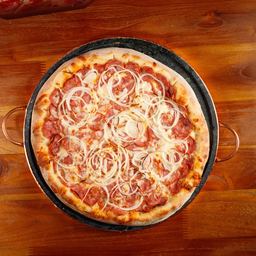 Pizza de calabresa com cebola vista de cima