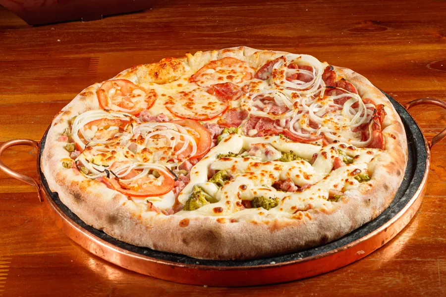 Pizza de quatro sabores servida na tábua de madeira