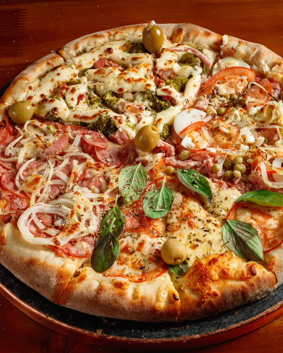 Pizza com azeitonas e manjericão fresco por cima