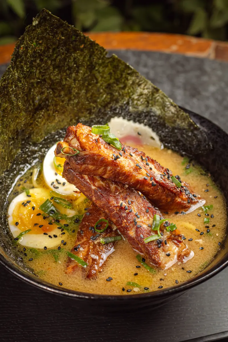 Ramen com alga nori servido em tigela escura