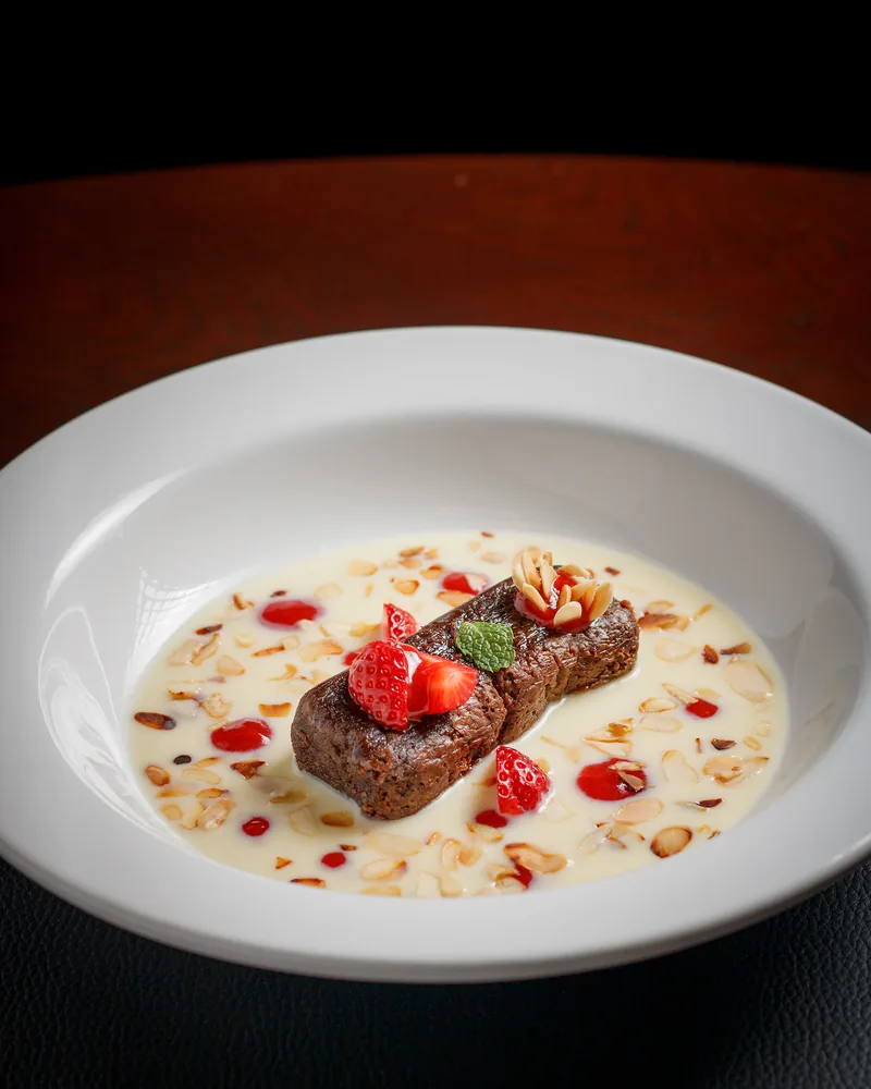 Prato empratado com fundo escuro e luz dirigida